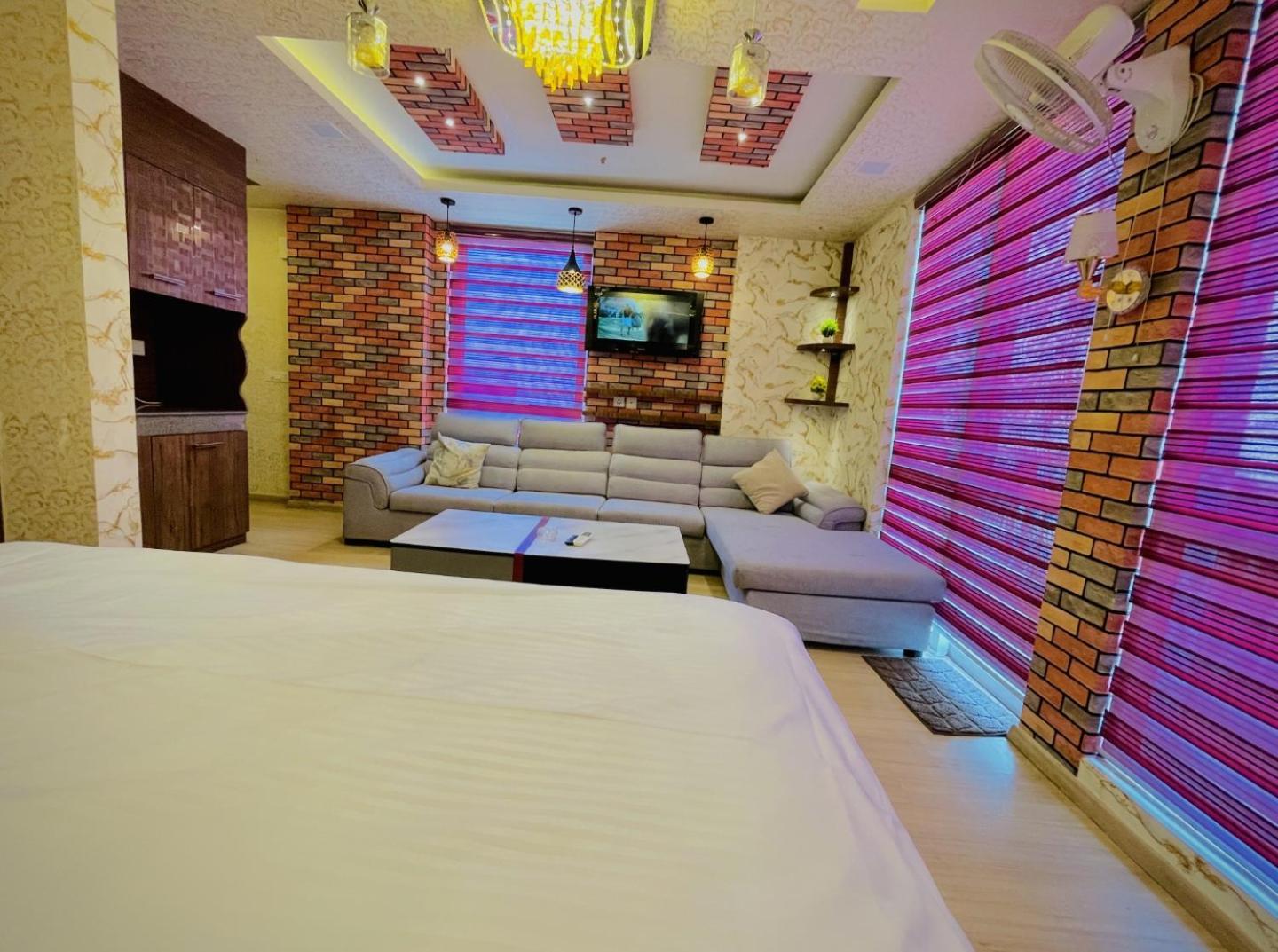 Dolphin Inn & Suites Manhattan Lucknow Zewnętrze zdjęcie