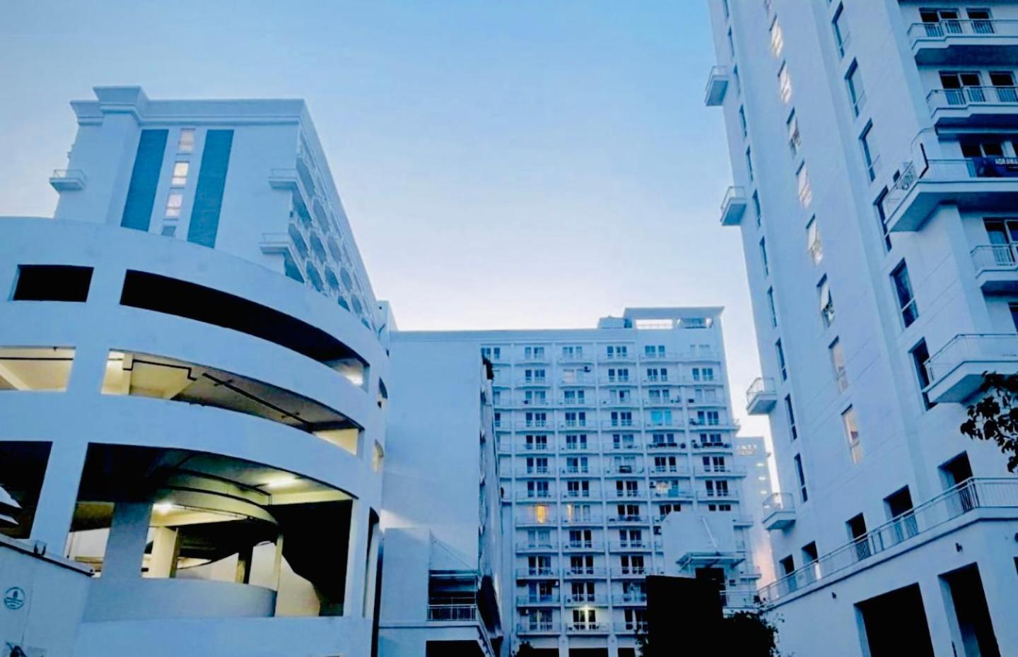 Dolphin Inn & Suites Manhattan Lucknow Zewnętrze zdjęcie