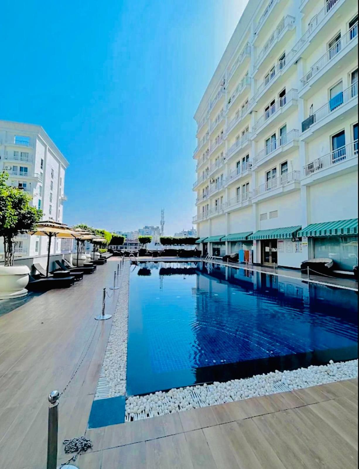 Dolphin Inn & Suites Manhattan Lucknow Zewnętrze zdjęcie