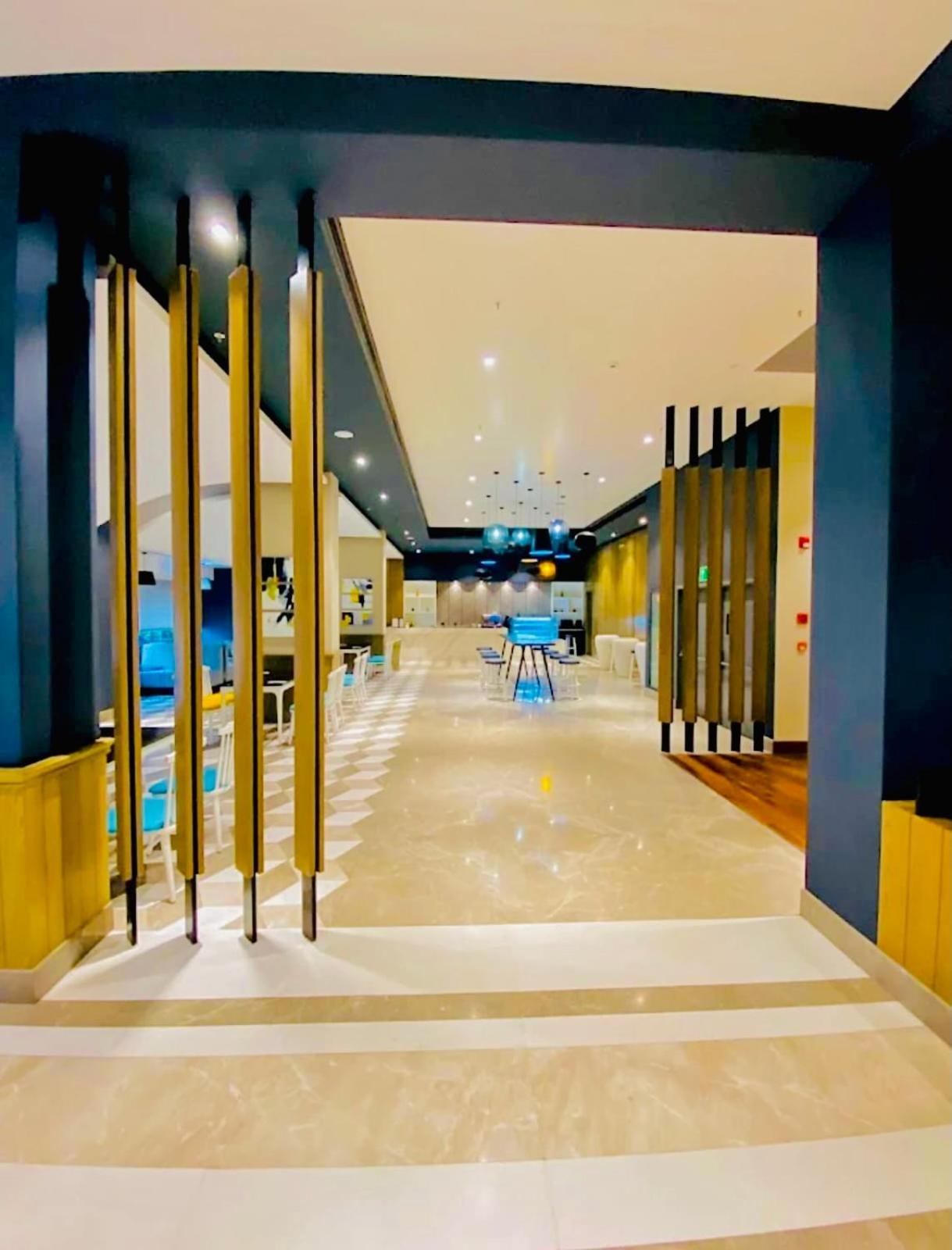 Dolphin Inn & Suites Manhattan Lucknow Zewnętrze zdjęcie